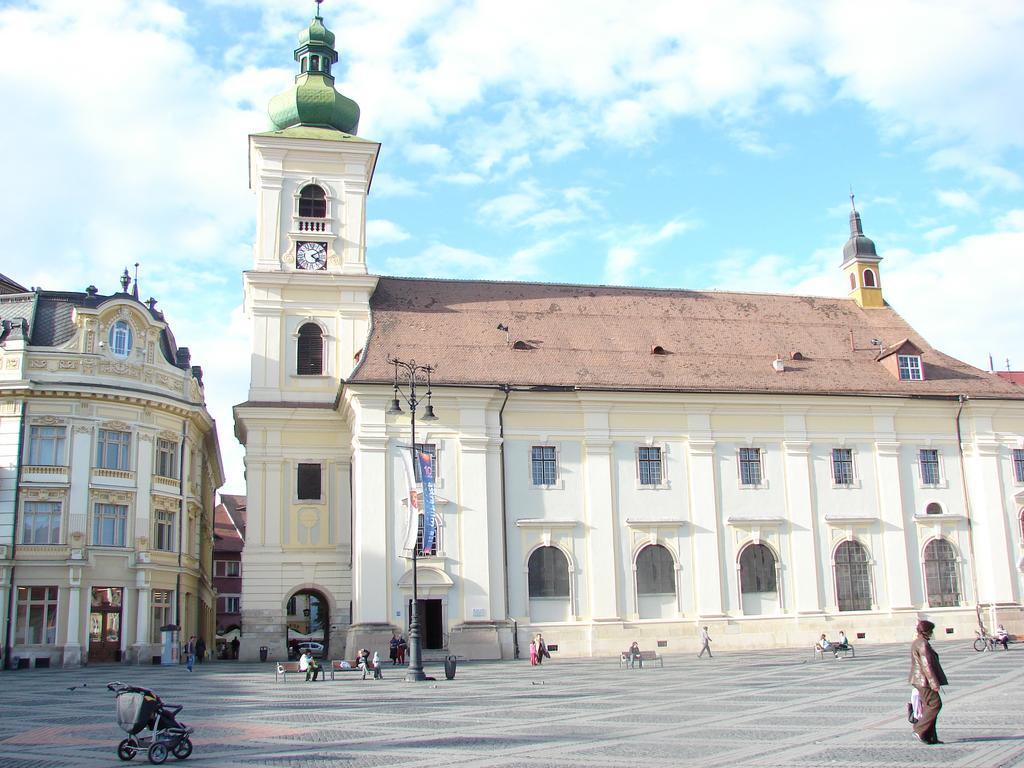 Central City Ap Sibiu Esterno foto